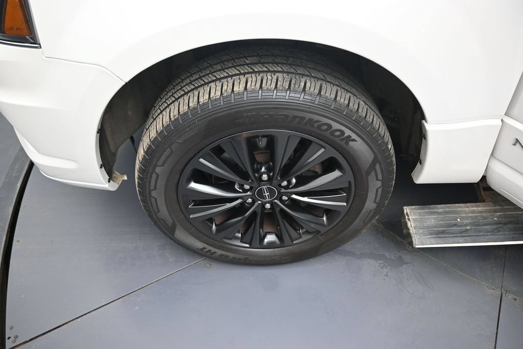 Used 2016 Lincoln Navigator Select AWD/4WD image 40