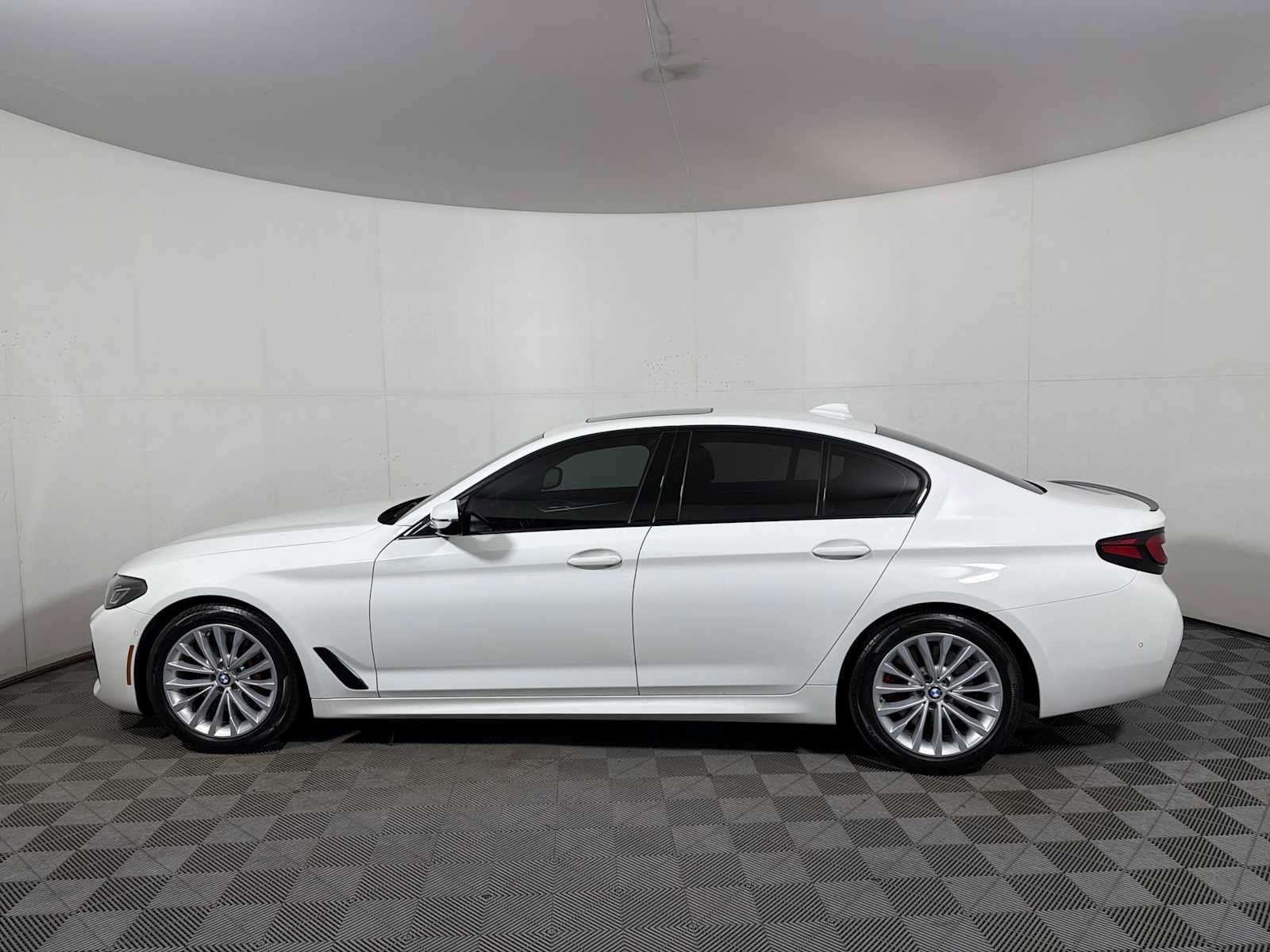 Used 2023 BMW 530i xDrive w/ M Sport Package AWD/4WD image 4