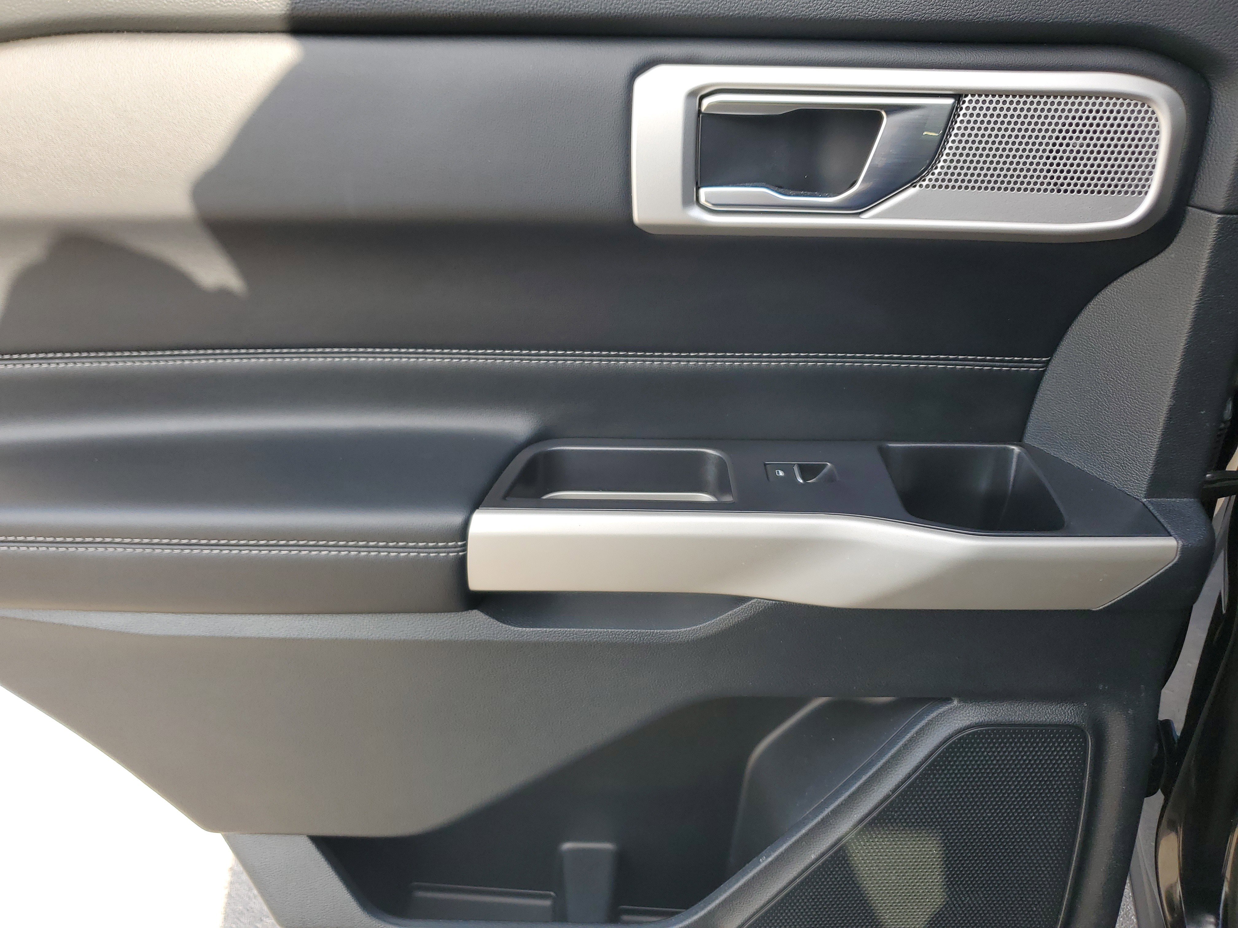 Used 2022 Ford Explorer Limited w/ Equipment Group 301A image 31