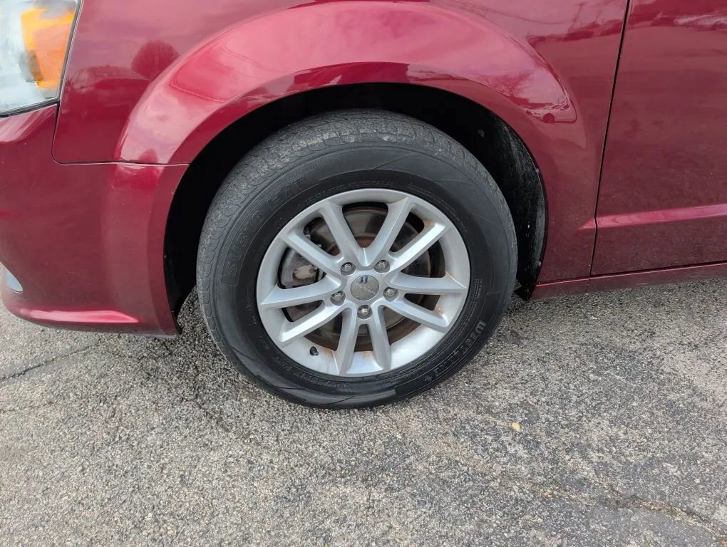 Used 2018 Dodge Grand Caravan SXT image 12