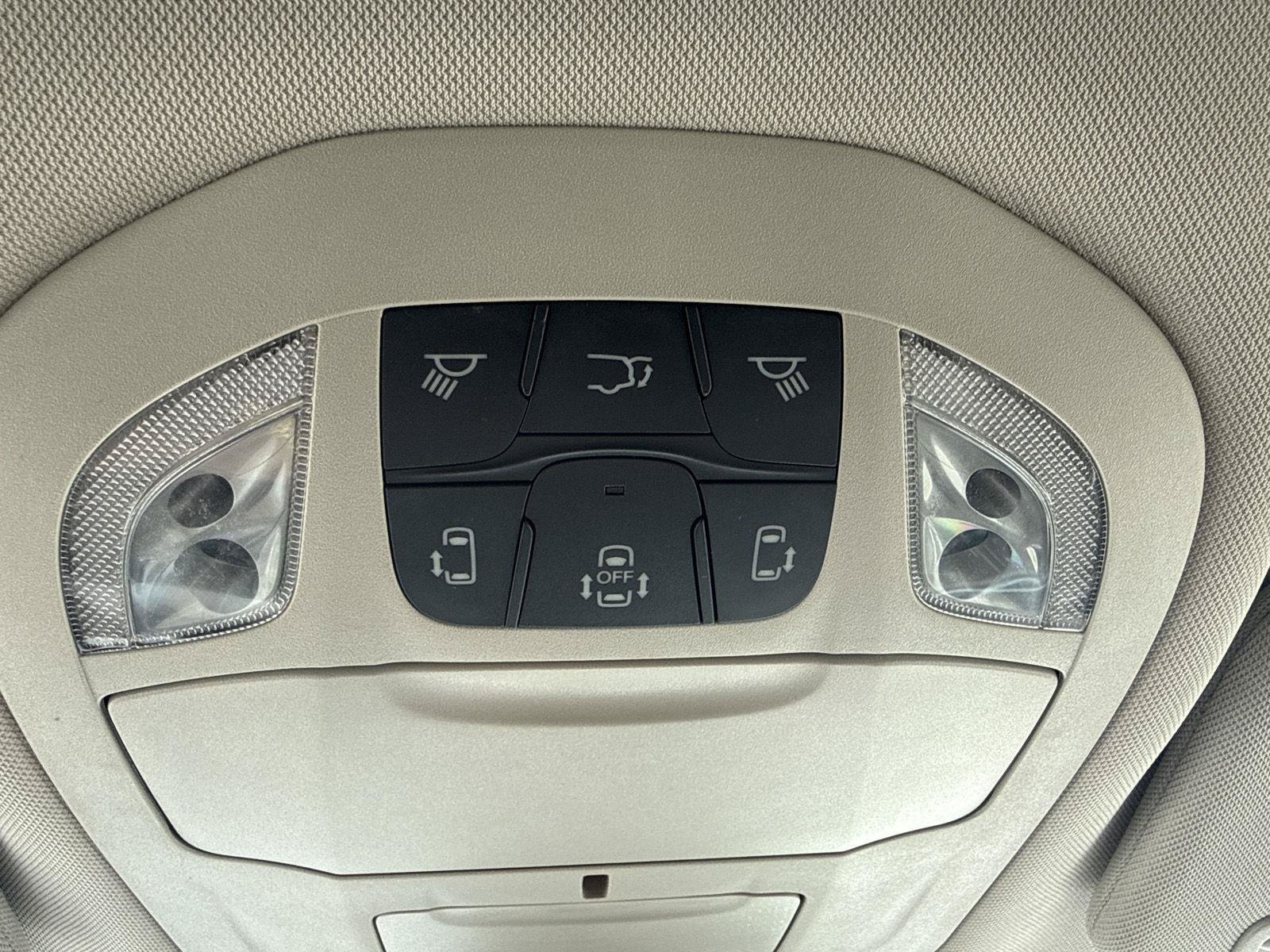 Used 2023 Chrysler Voyager LX FWD image 28