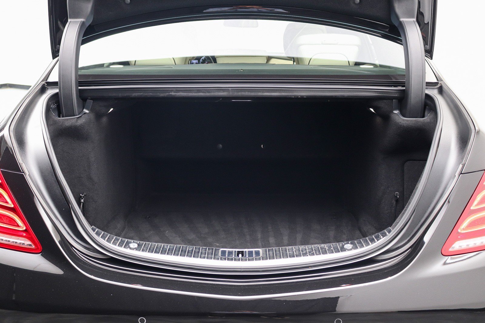 Used 2017 Mercedes-Benz S 550 Sedan image 34