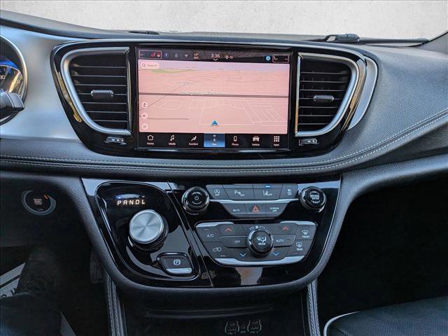 Used 2025 Chrysler Pacifica Limited image 12