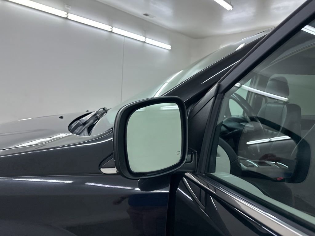 Used 2016 Chrysler Town & Country Touring image 16