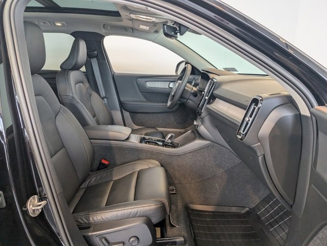 Used 2023 Volvo XC40 B5 Plus w/ Protection Package Premier image 30
