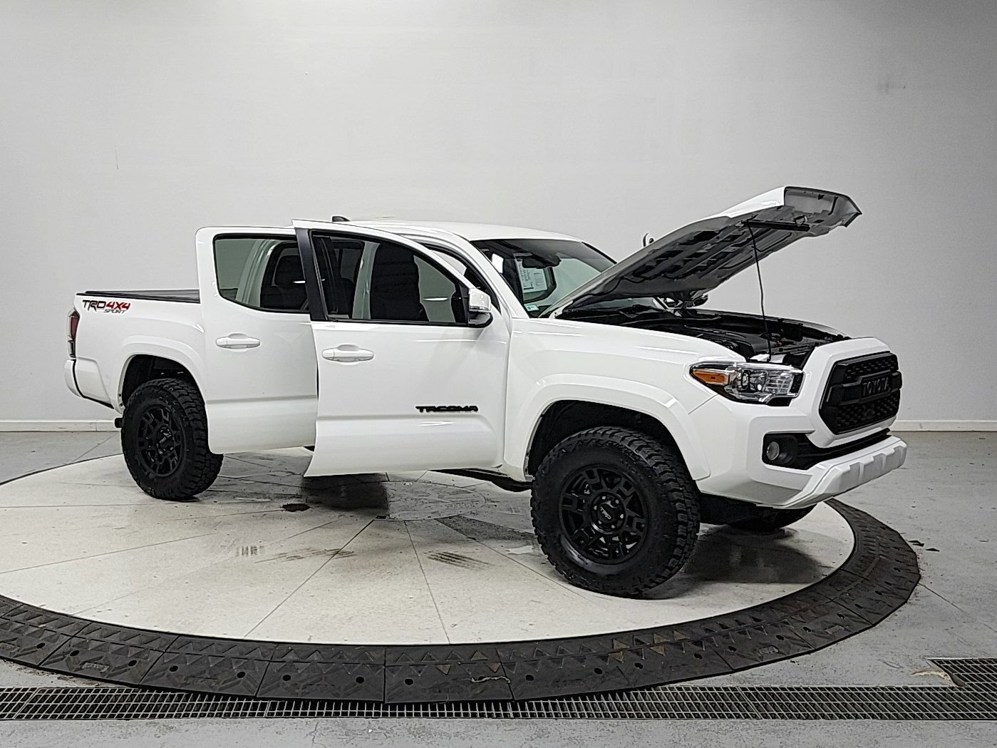 Used 2023 Toyota Tacoma TRD Sport w/ Technology Package AWD/4WD image 10