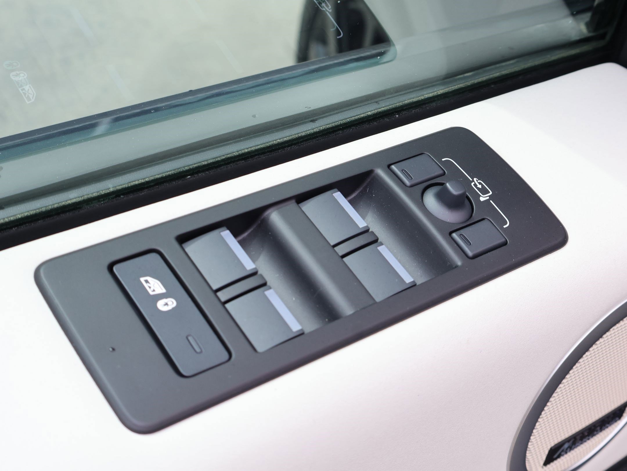 Certified 2025 Land Rover Discovery S AWD/4WD image 13