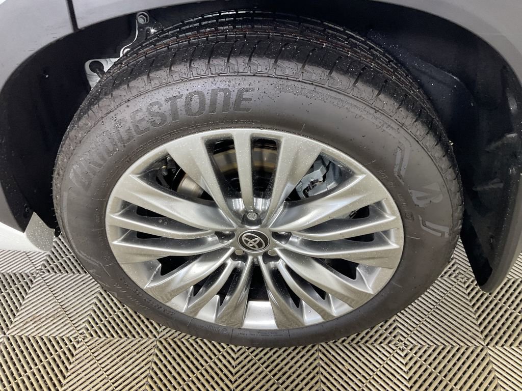 New 2026 Toyota Highlander Platinum image 5