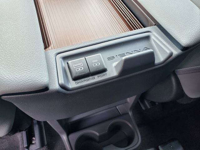 Used 2023 Toyota Sienna XLE FWD image 11