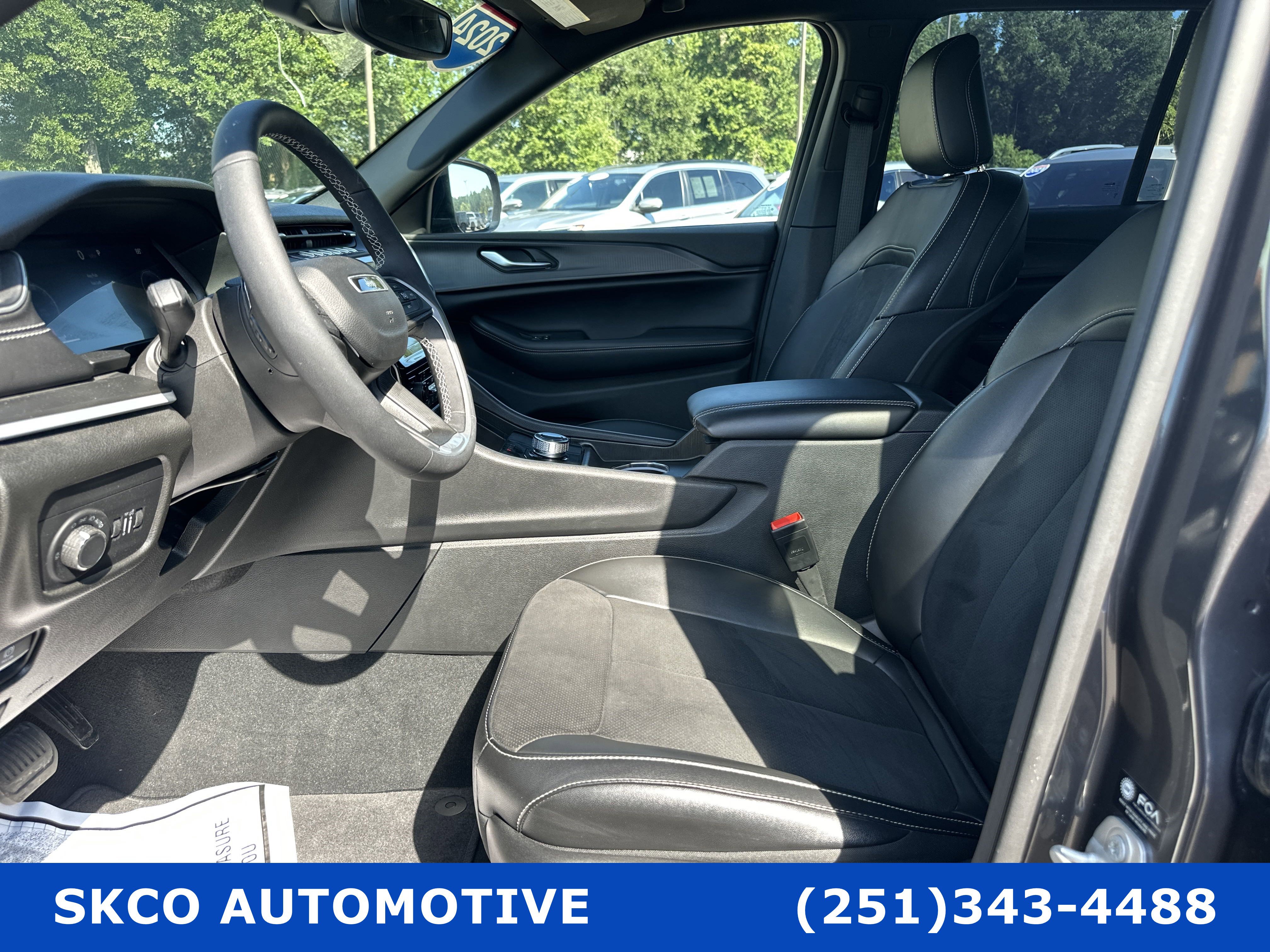 Used 2024 Jeep Grand Cherokee Altitude image 11