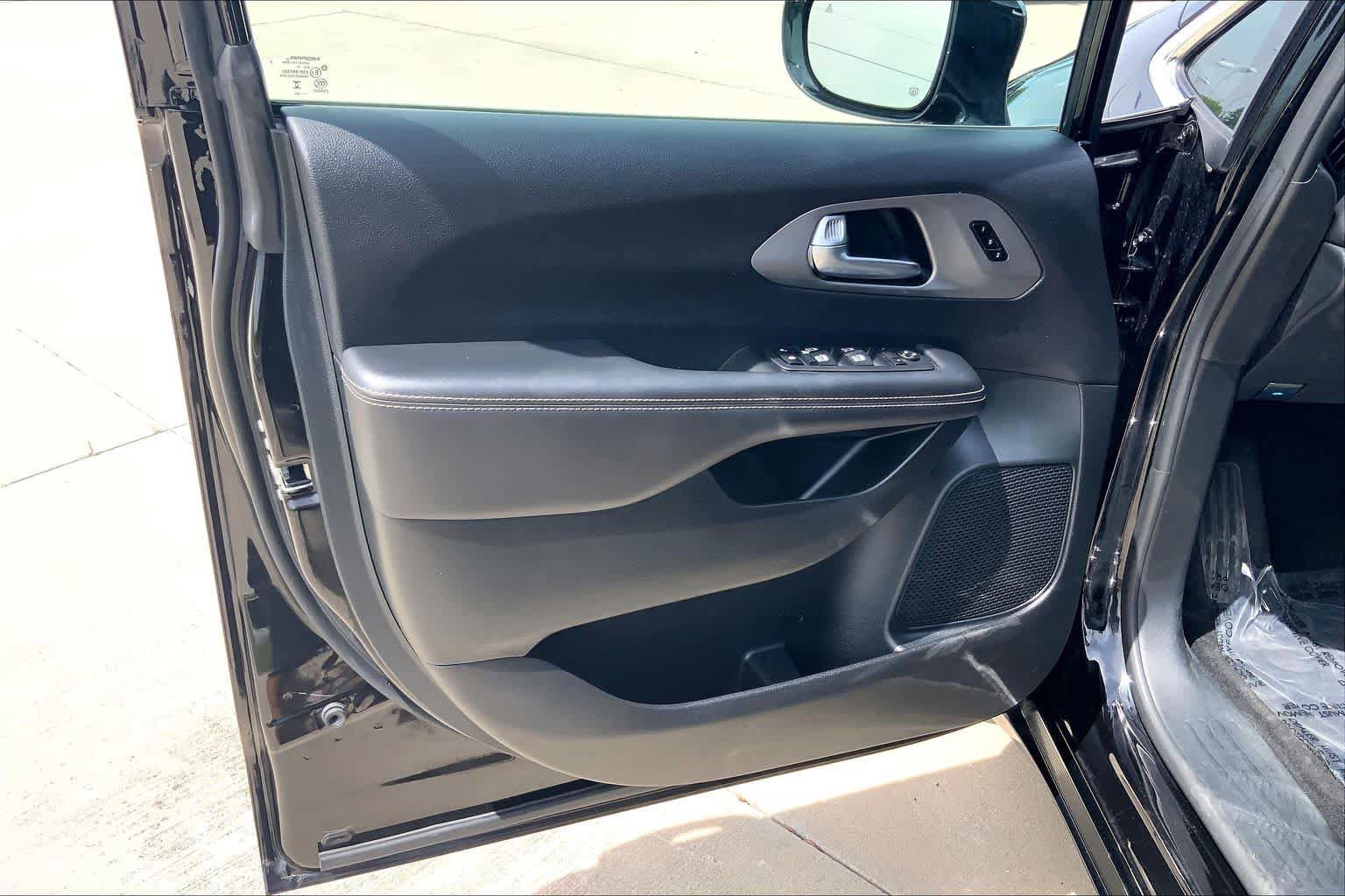 Used 2025 Chrysler Pacifica Select FWD image 21