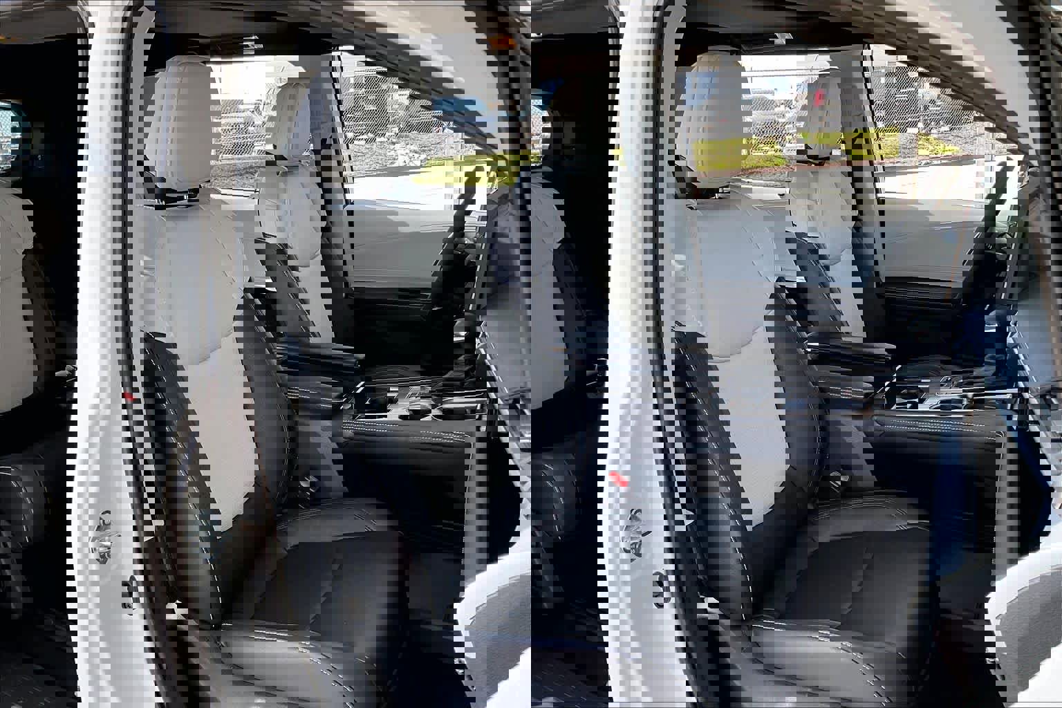 Used 2025 Toyota Sienna XSE image 9