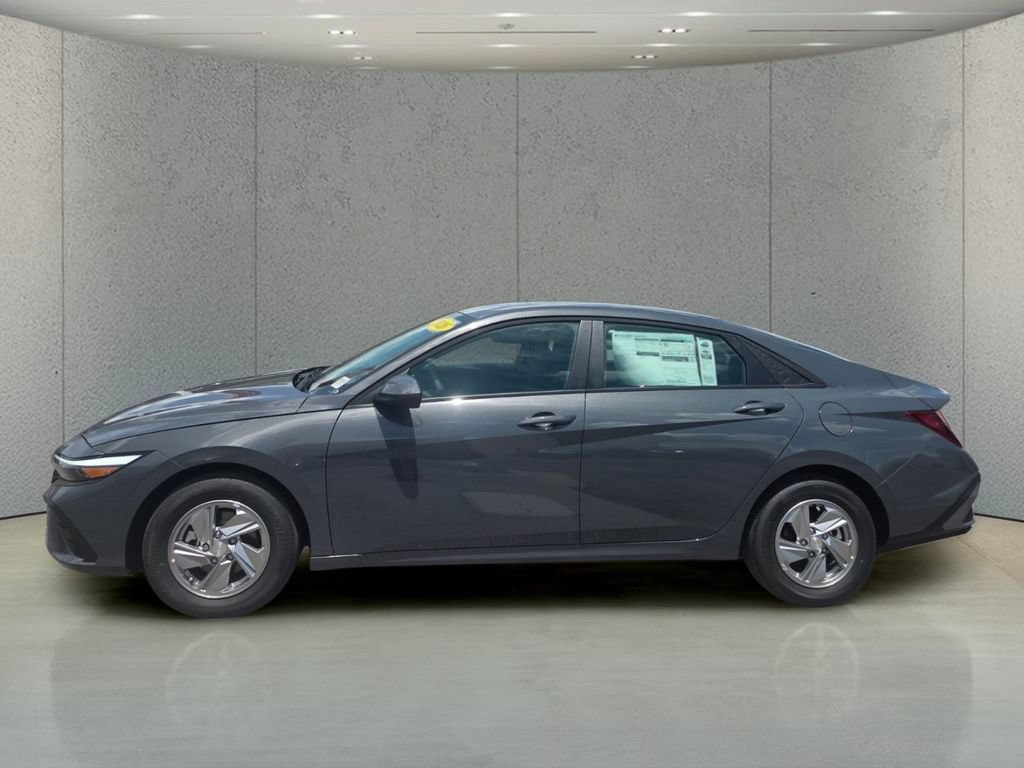 Used 2026 Hyundai Elantra SE FWD image 2