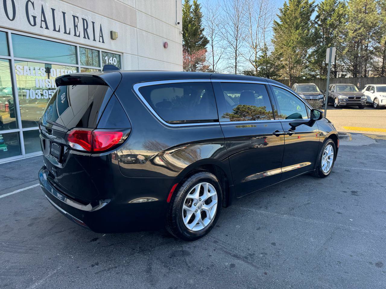 Used 2018 Chrysler Pacifica Touring Plus w/ Tire & Wheel Group FWD image 4