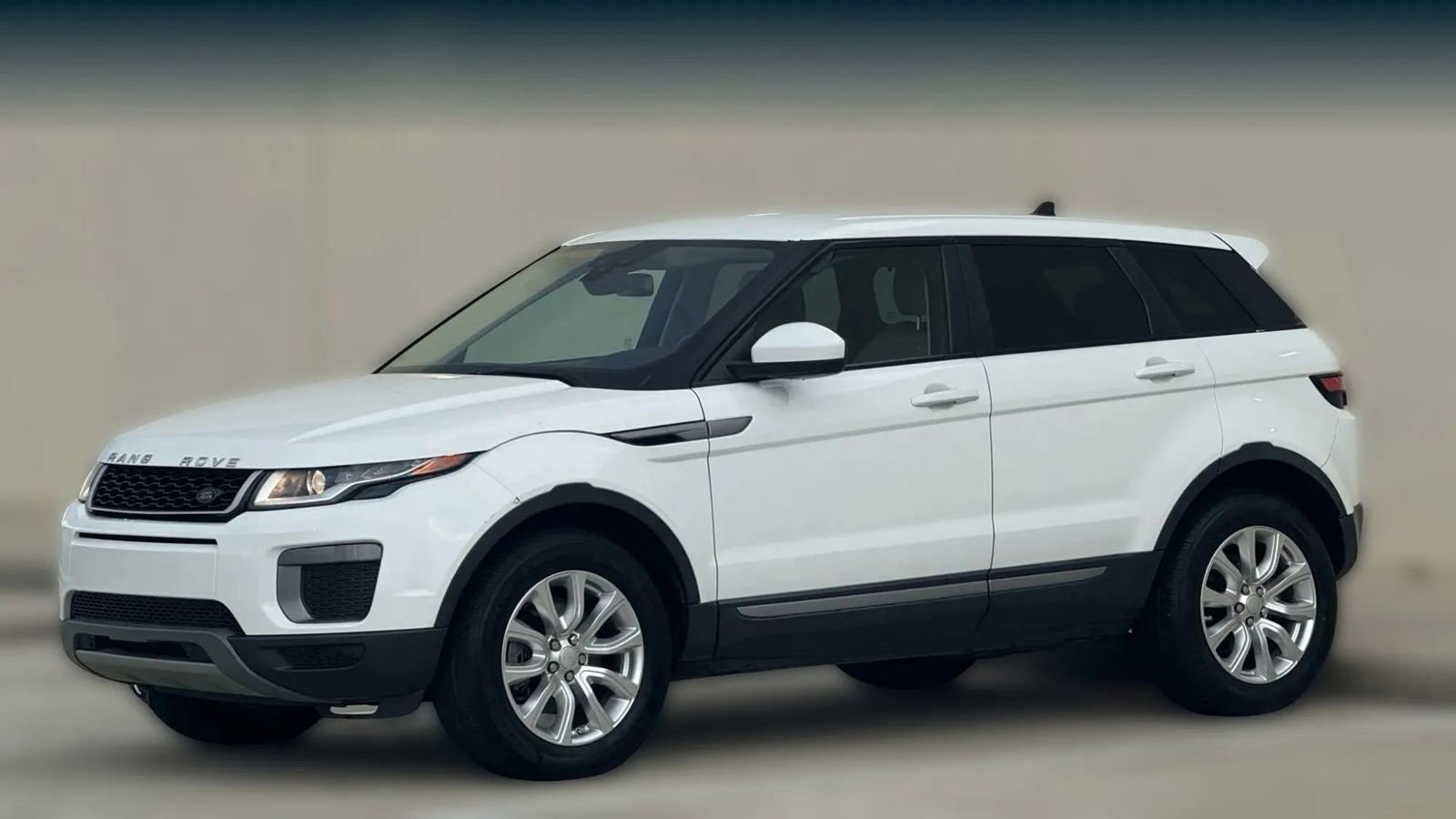 Used 2016 Land Rover Range Rover Evoque SE image 3