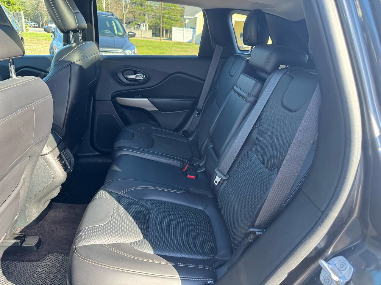 Used 2017 Jeep Cherokee Limited w/ Luxury Group AWD/4WD image 22