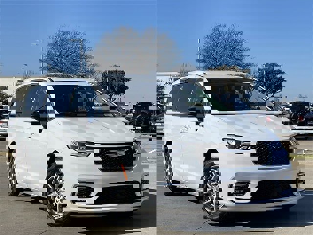 Used 2024 Chrysler Pacifica Touring-L image 2