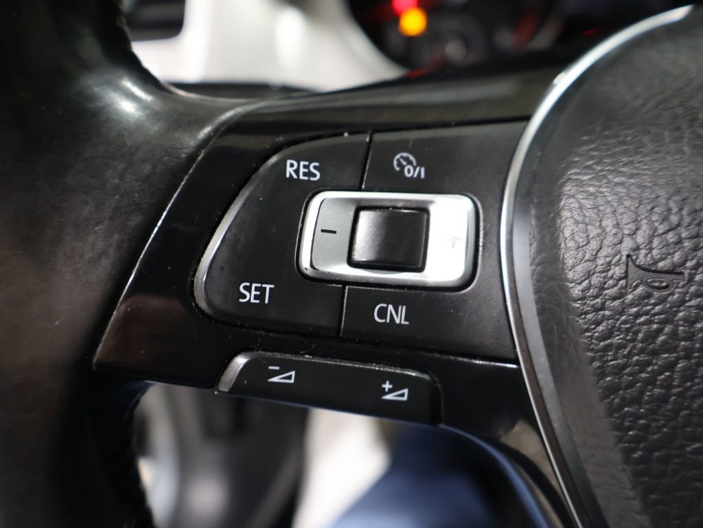 Used 2015 Volkswagen Golf S image 28