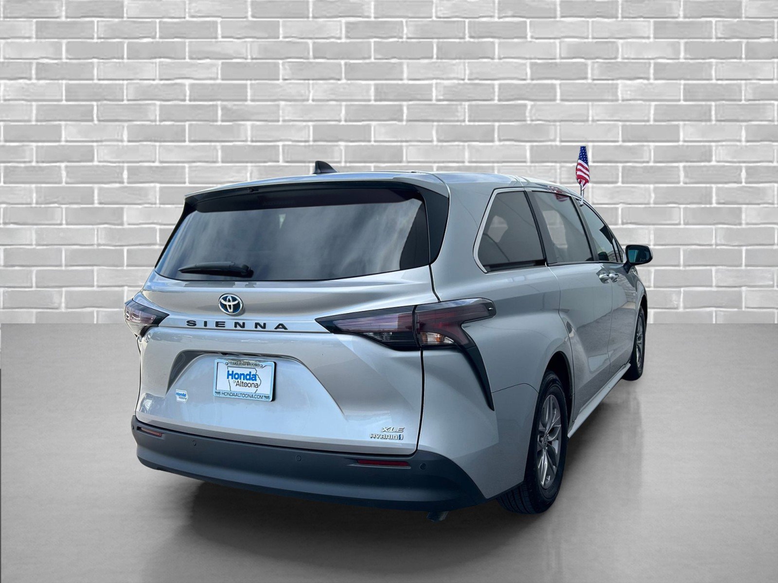 Used 2023 Toyota Sienna XLE FWD image 5
