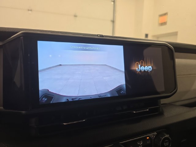 Used 2024 Jeep Gladiator Sport AWD/4WD image 23