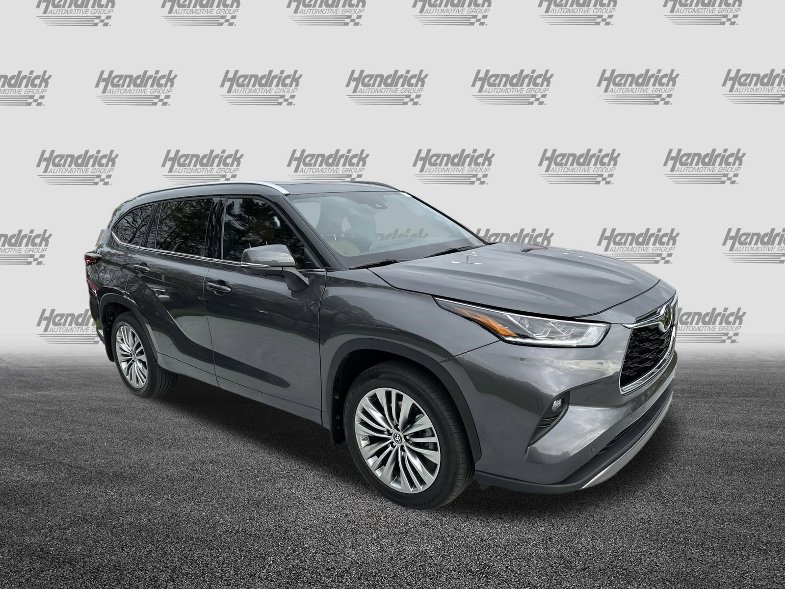 Used 2024 Toyota Highlander Platinum image 2