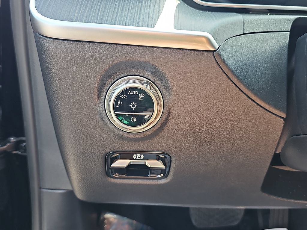Used 2025 Mercedes-Benz C 300 Sedan image 35