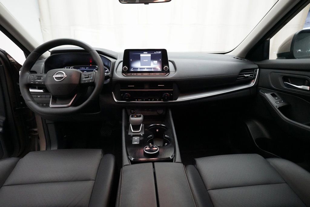 Used 2025 Nissan Rogue SV w/ SV Premium Package image 5