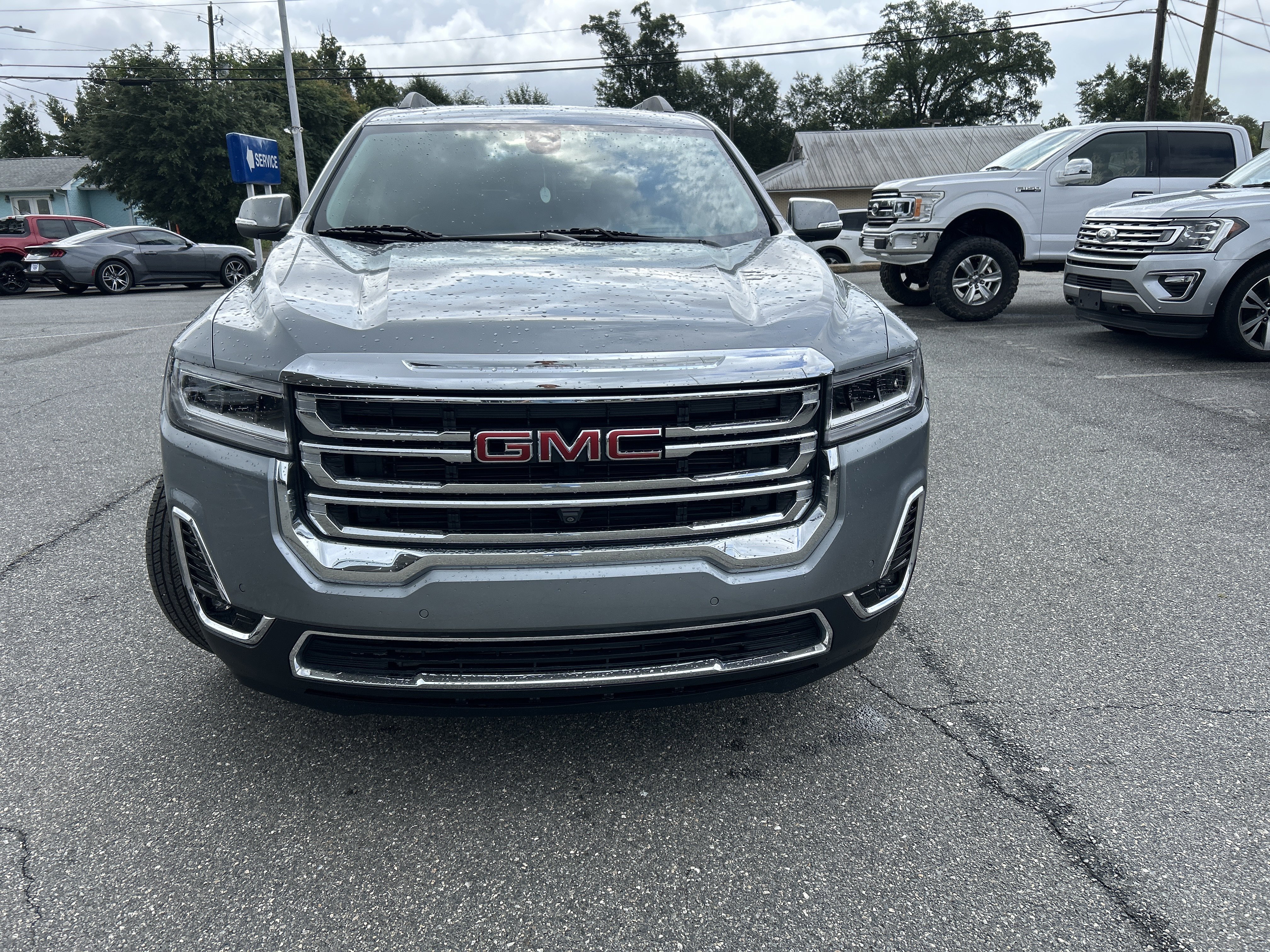 Used 2023 GMC Acadia SLT w/ Technology Package FWD image 2