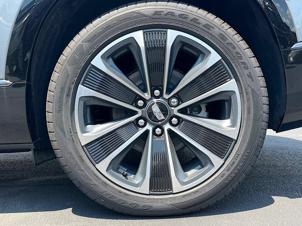 New 2026 Cadillac Vistiq Luxury w/ LPO, Floor Liner Package AWD/4WD image 25