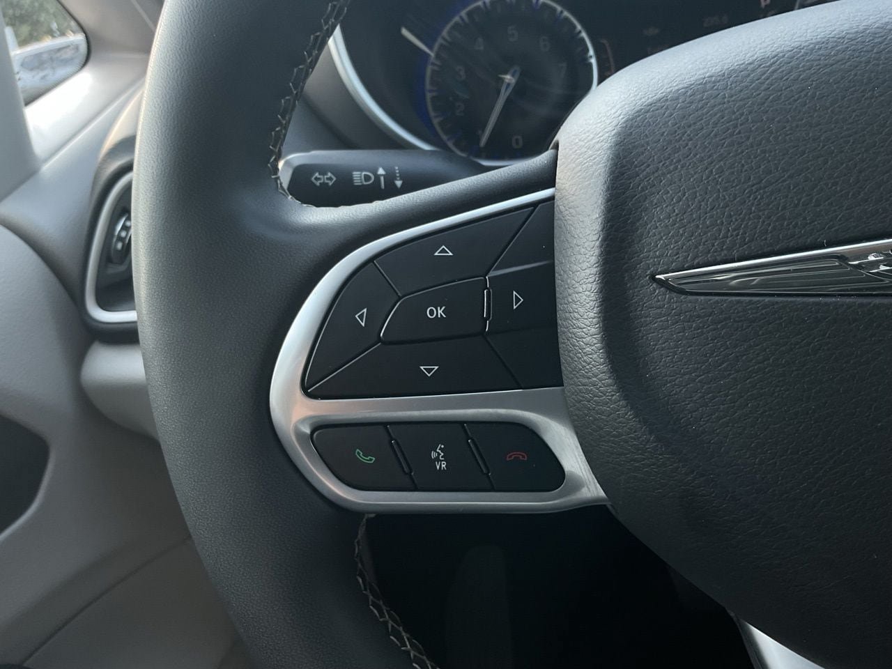 Used 2024 Chrysler Pacifica Touring-L FWD image 30
