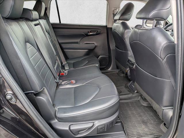Used 2022 Toyota Highlander XLE AWD/4WD image 23