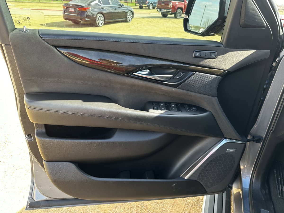Used 2018 Cadillac Escalade Platinum AWD/4WD image 14