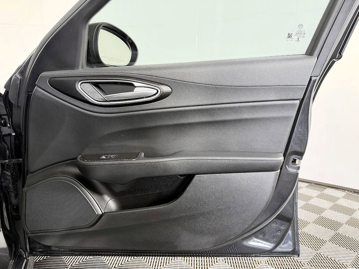 Used 2017 Alfa Romeo Giulia image 40