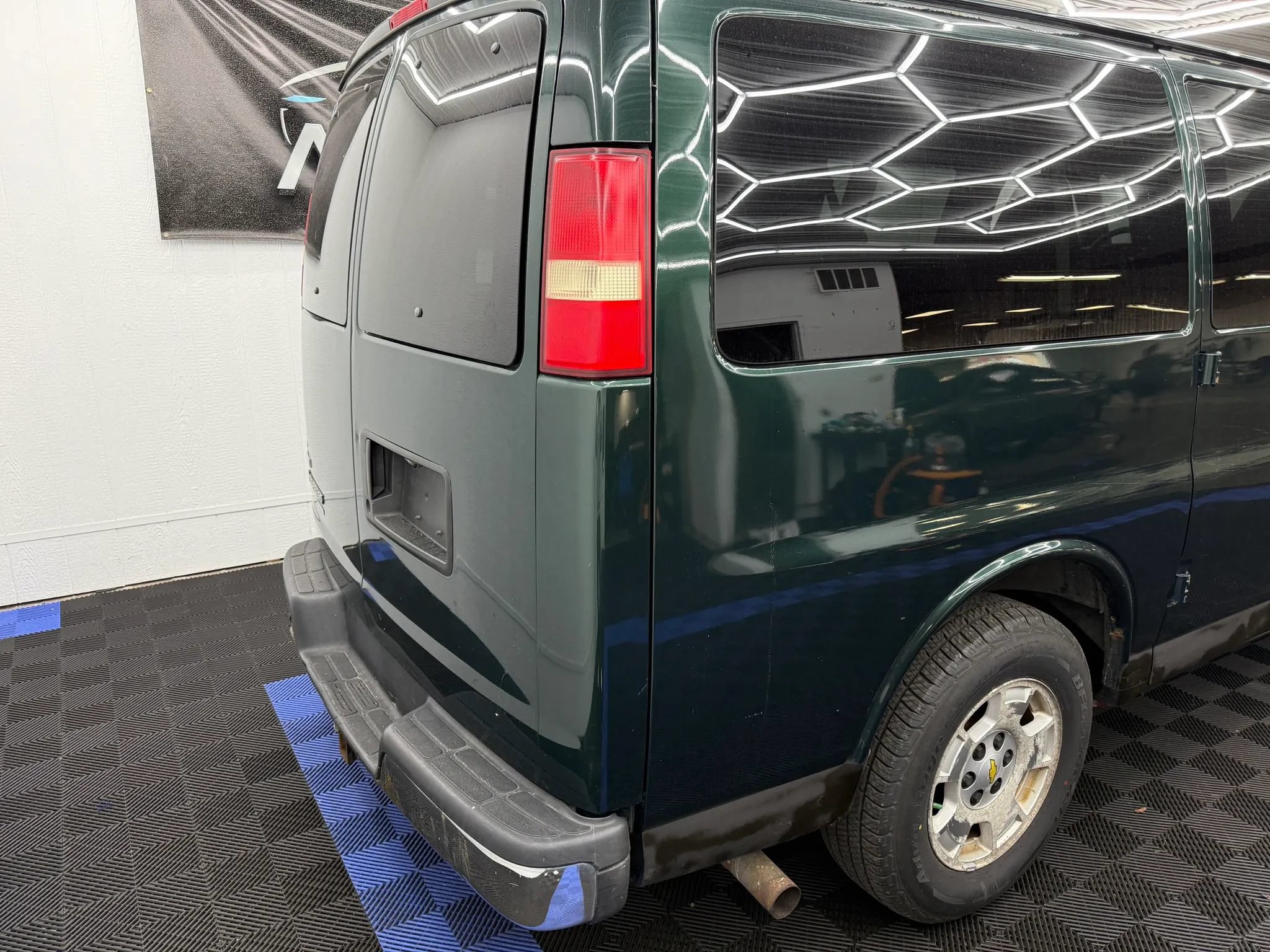 Used 2010 Chevrolet Express 1500 LT w/ LT Preferred Equipment Group RWD image 3