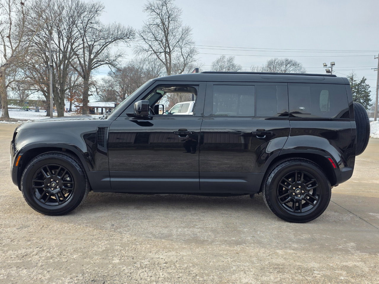 Used 2024 Land Rover Defender 110 S image 7