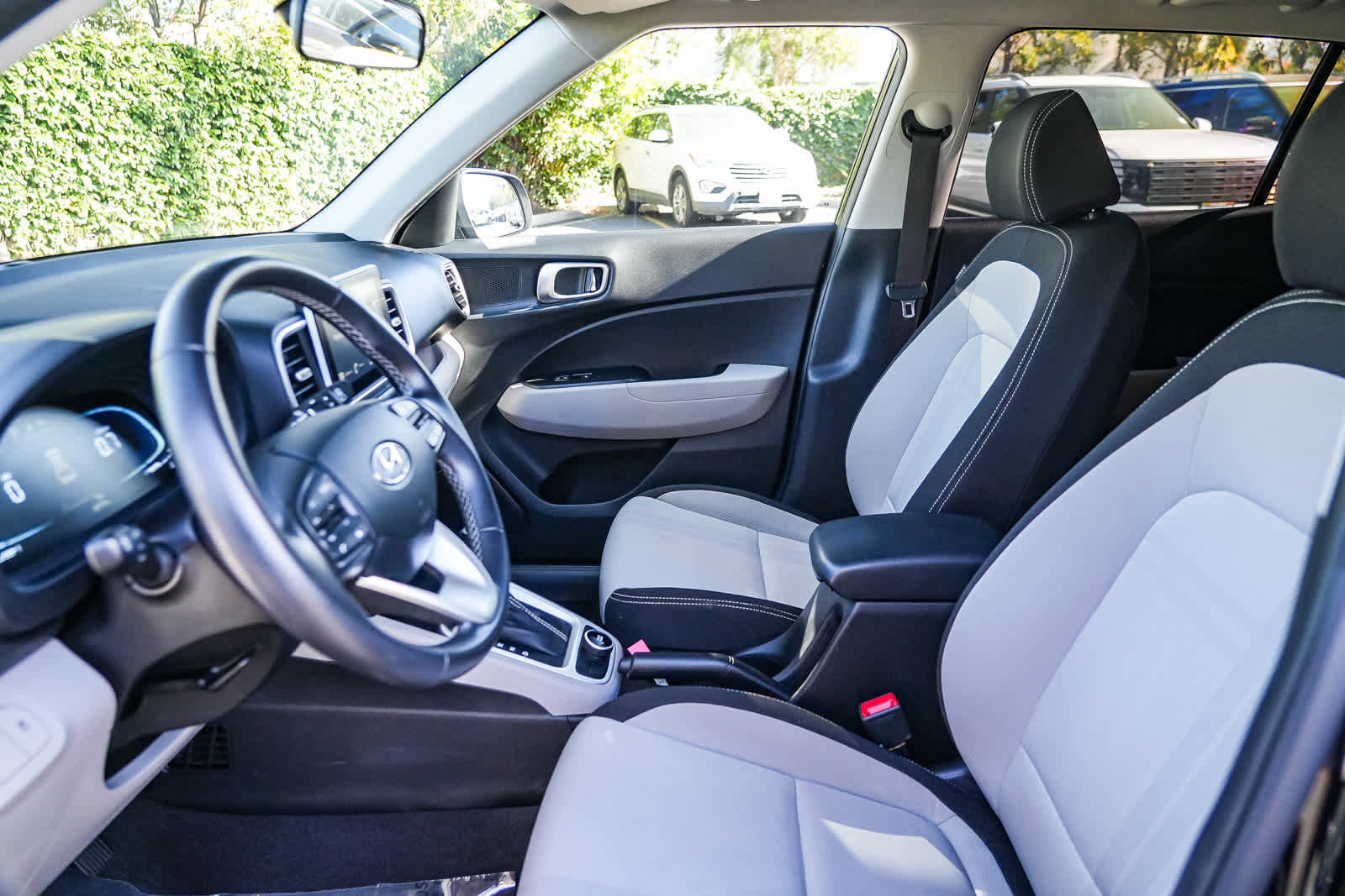 Used 2023 Hyundai Venue SEL image 18