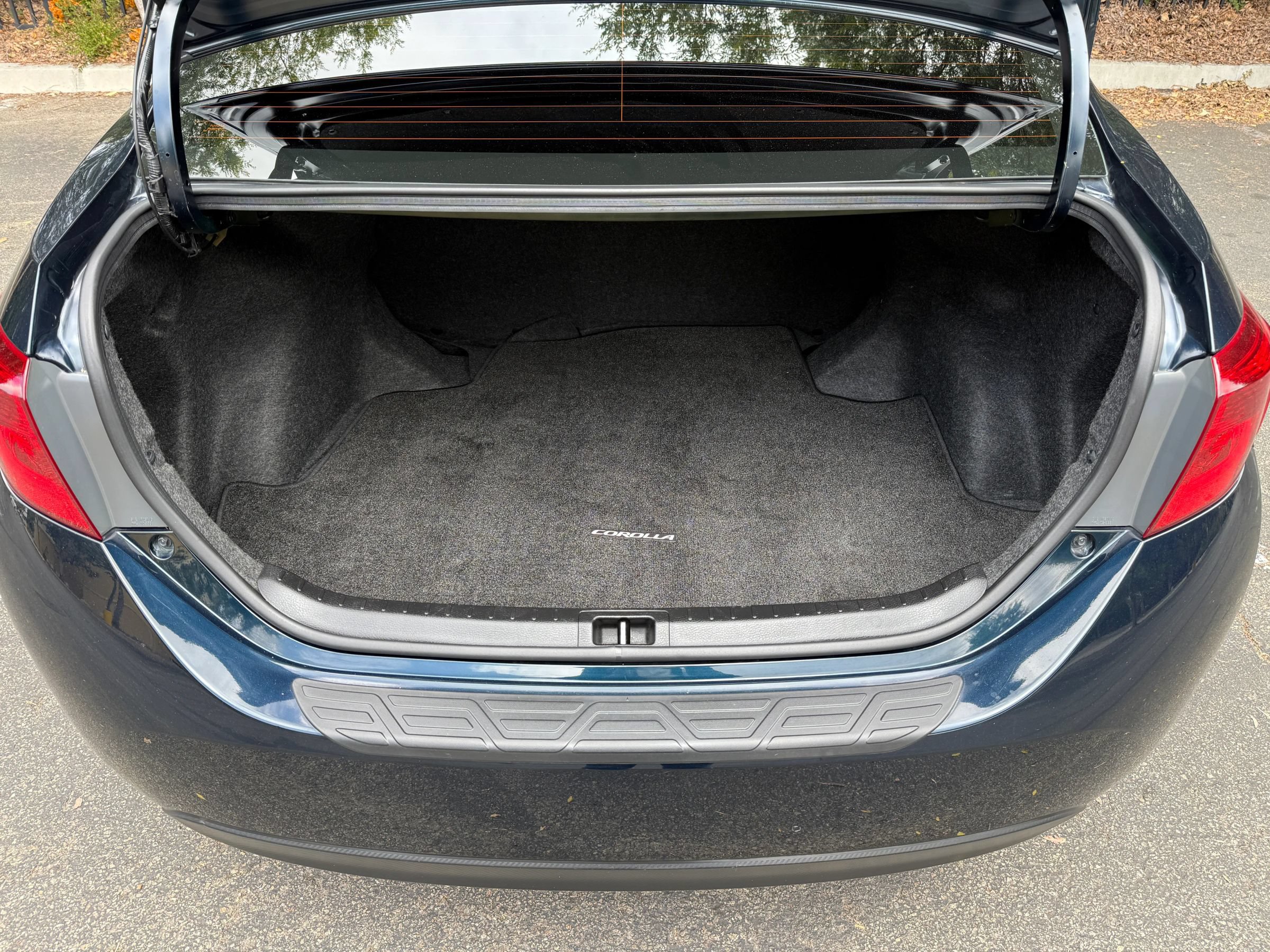 Used 2019 Toyota Corolla SE w/ Carpet Mat Package (TMS) FWD image 23
