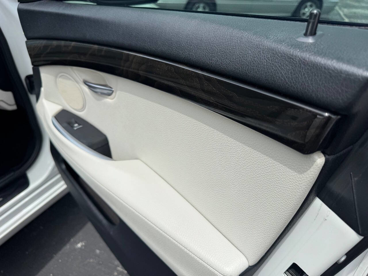 Used 2012 BMW 550i Gran Turismo w/ Convenience Pkg image 9
