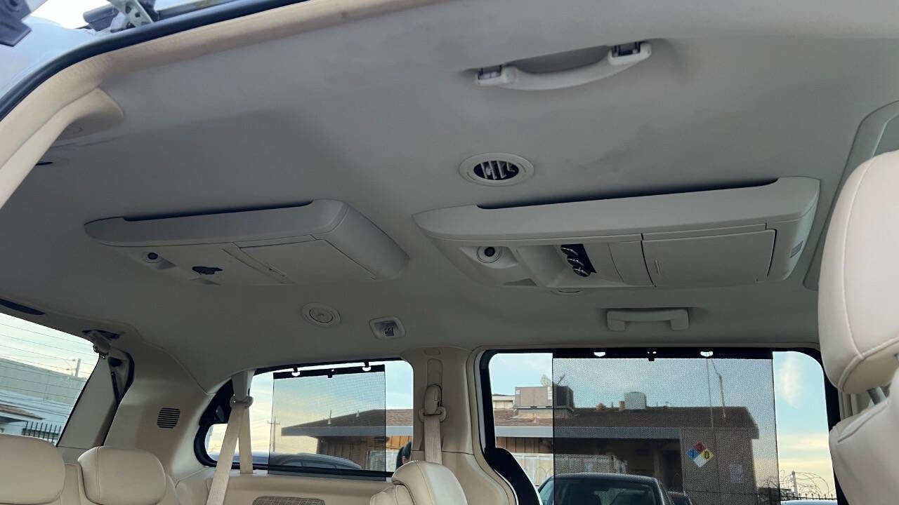 Used 2008 Chrysler Town & Country Limited w/ Trailer Tow Group image 30