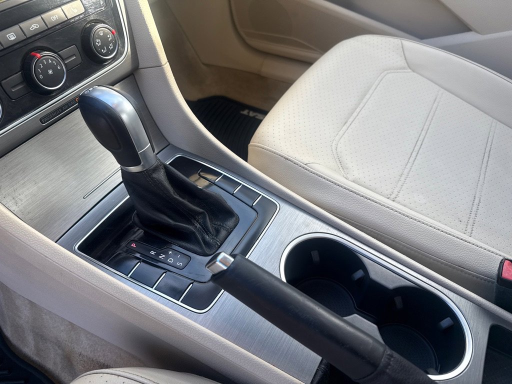 Used 2015 Volkswagen Passat TDI SE image 16