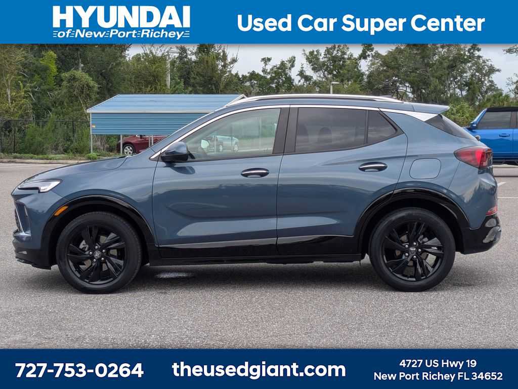 Used 2024 Buick Encore GX Sport Touring FWD image 2