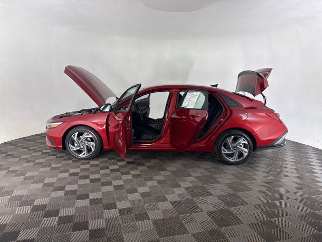 Certified 2025 Hyundai Elantra Sport w/ Cargo Package image 8
