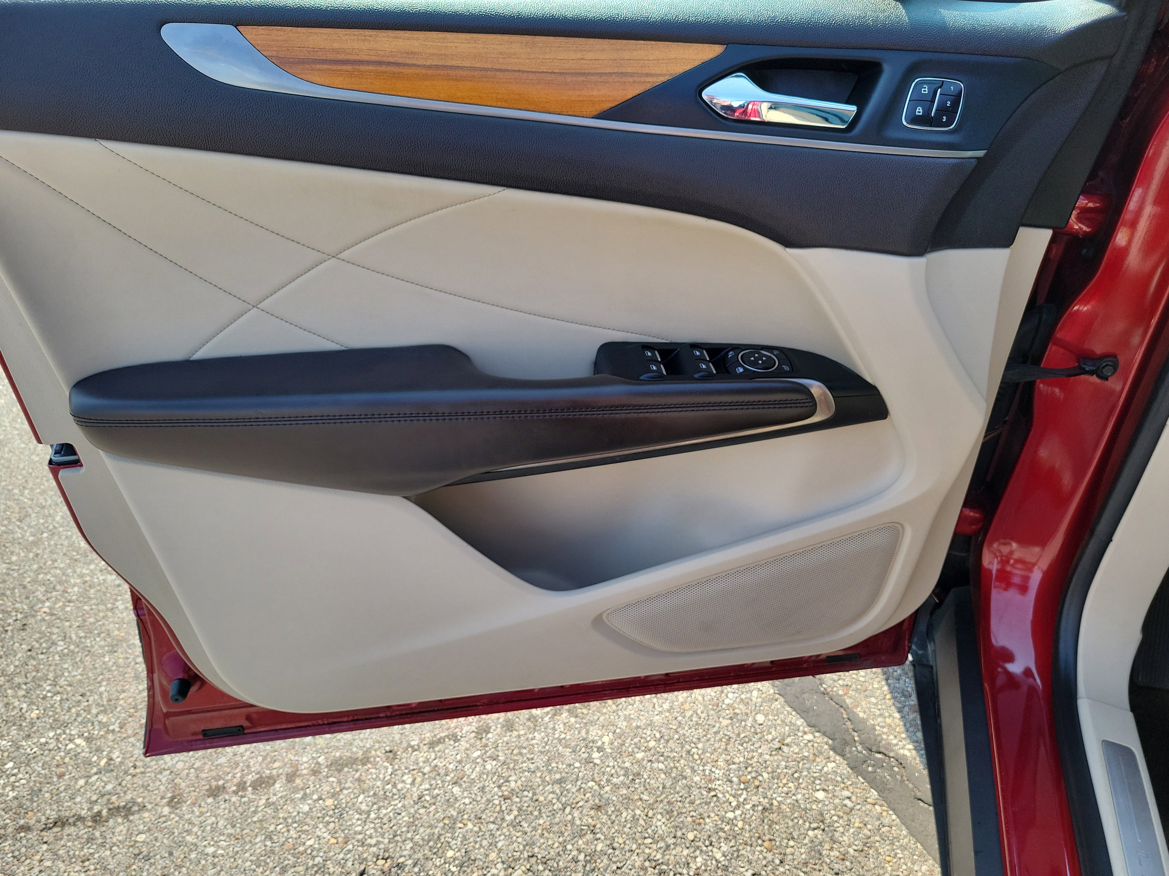 Used 2018 Lincoln MKC Select w/ Select Plus Package image 20