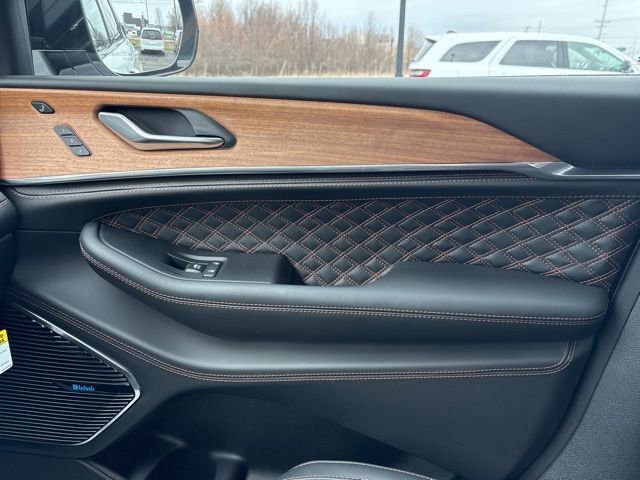 New 2026 Jeep Grand Cherokee Summit w/ Obsidian Package image 25