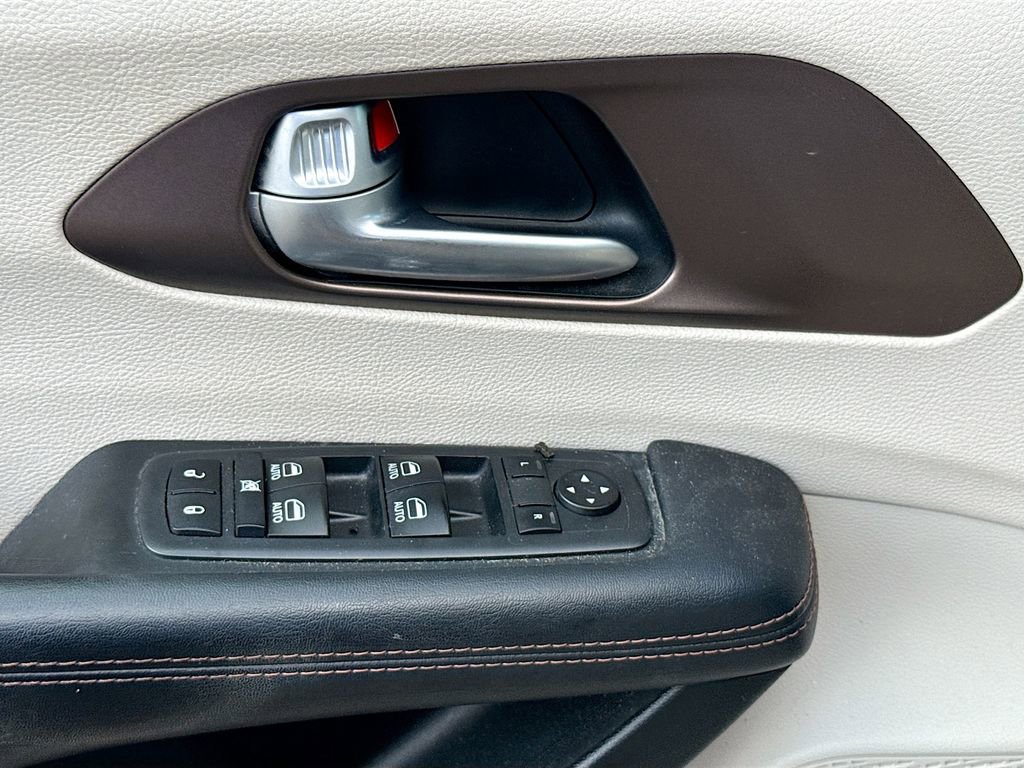 Used 2017 Chrysler Pacifica Touring-L Plus w/ Advanced Safetytec Group FWD image 19