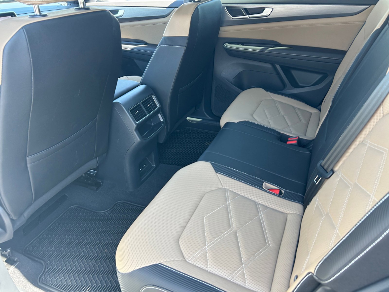 Certified 2025 Volkswagen Atlas Cross Sport SE FWD image 17