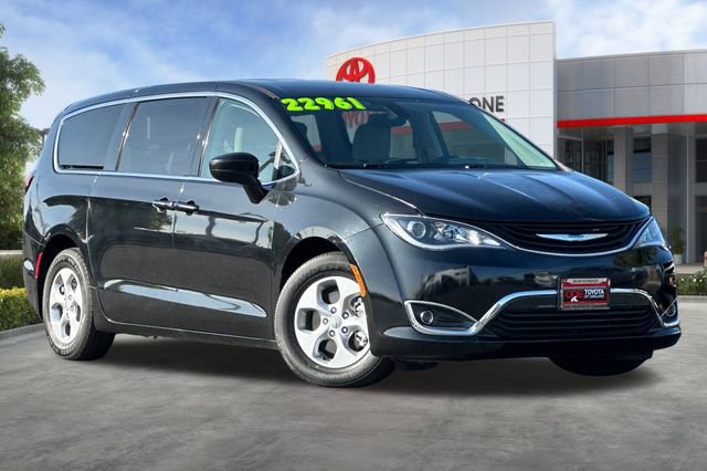 Used 2018 Chrysler Pacifica Touring Plus image 2