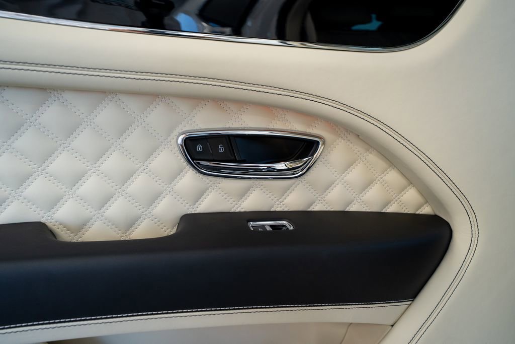 Used 2021 Bentley Bentayga Plug-In Hybrid image 49