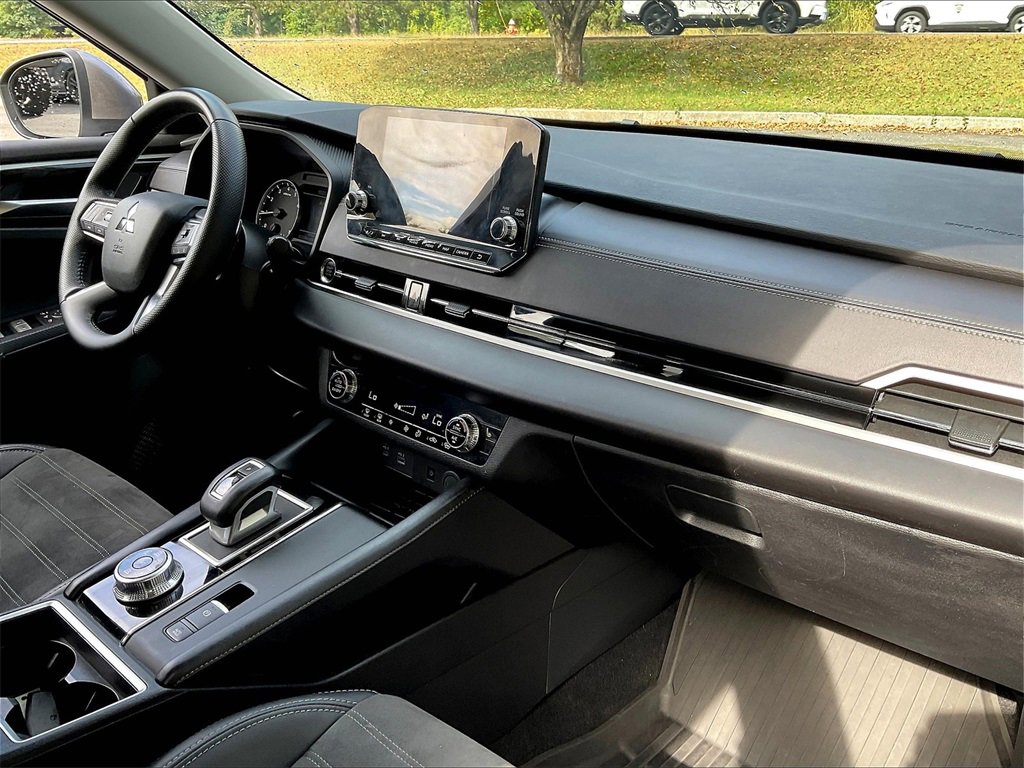 Used 2024 Mitsubishi Outlander SE image 14