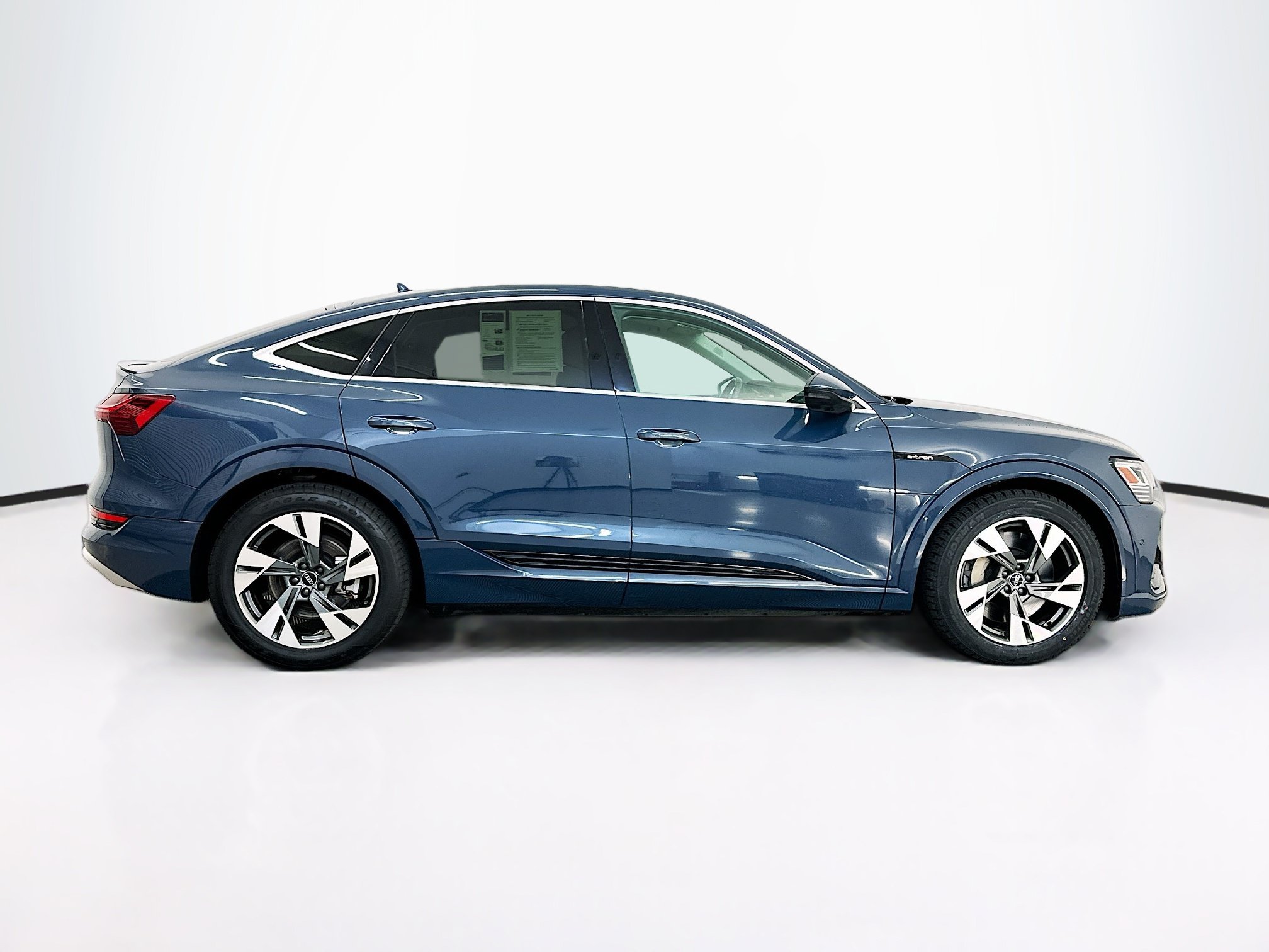 Used 2022 Audi e-tron Premium Plus w/ Premium Plus Package AWD/4WD image 10